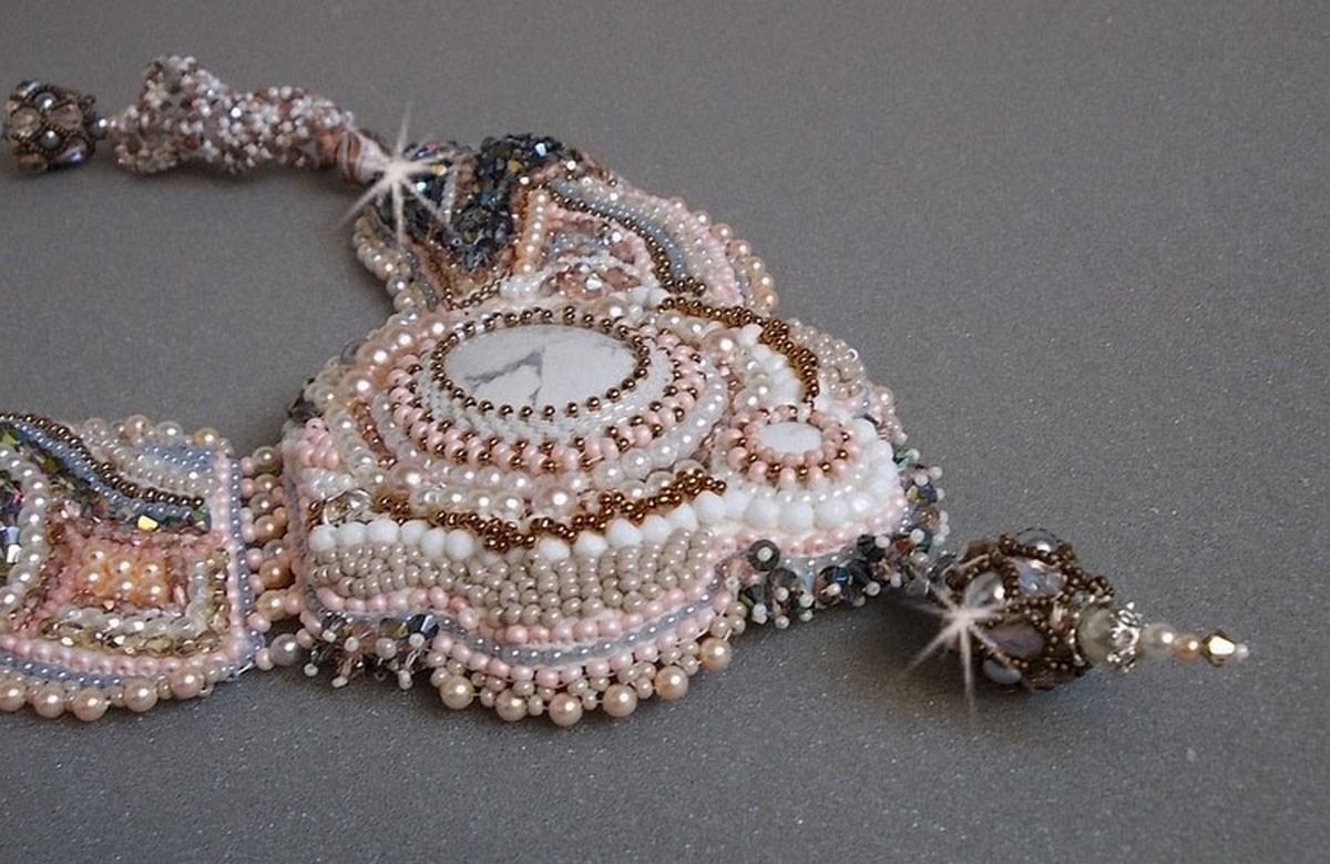 Angelique Marquise des Anges Haute-Couture ketting geborduurd met edelstenen en Swarovski-kristallen