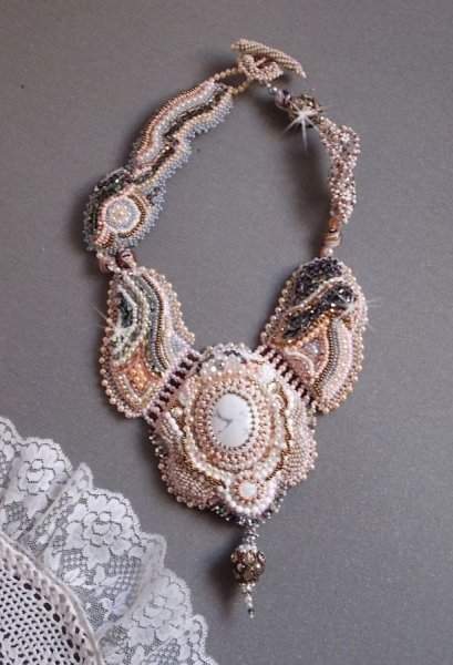 Angelique Marquise des Anges Haute-Couture ketting geborduurd met edelstenen en Swarovski-kristallen