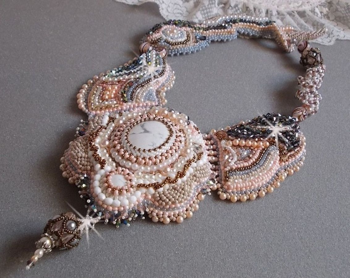 Angelique Marquise des Anges Haute-Couture ketting geborduurd met edelstenen en Swarovski-kristallen