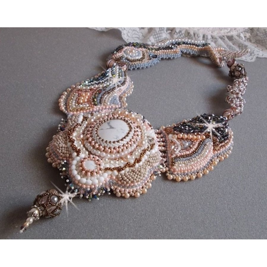 Angelique Marquise des Anges Haute-Couture ketting geborduurd met edelstenen en Swarovski-kristallen