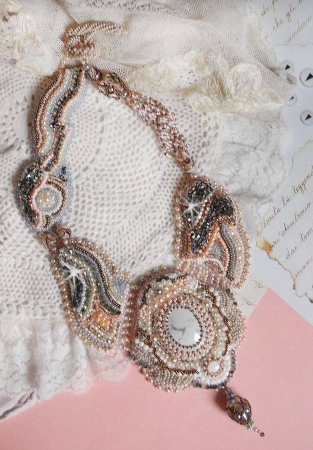 Angelique Marquise des Anges Haute-Couture ketting geborduurd met edelstenen en Swarovski-kristallen