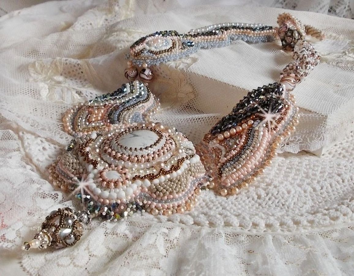 Angelique Marquise des Anges Haute-Couture ketting geborduurd met edelstenen en Swarovski-kristallen