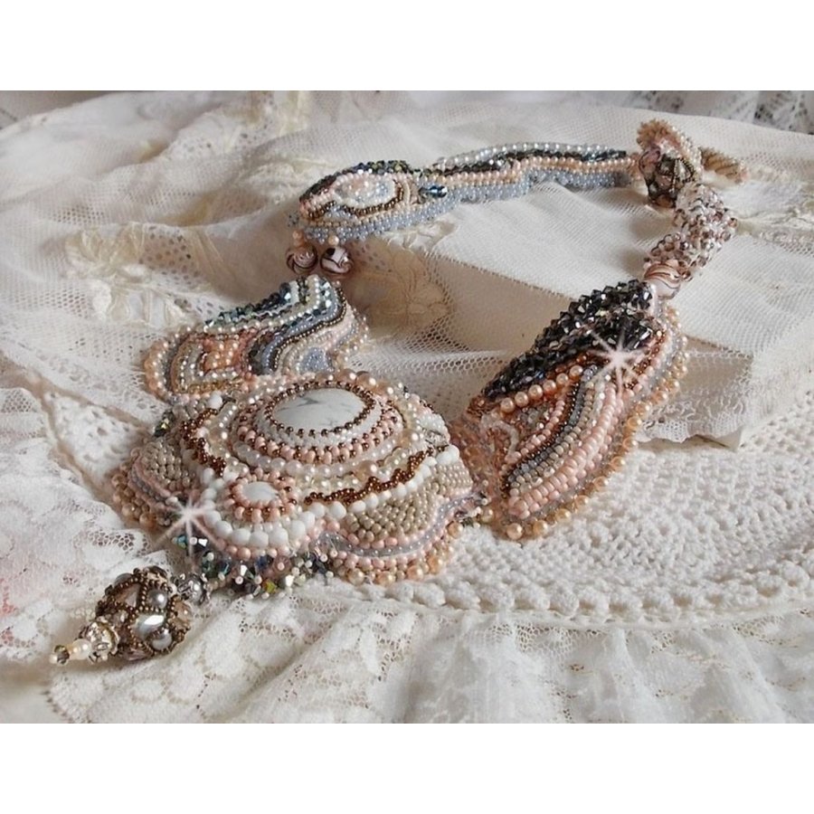 Angelique Marquise des Anges Haute-Couture ketting geborduurd met edelstenen en Swarovski-kristallen