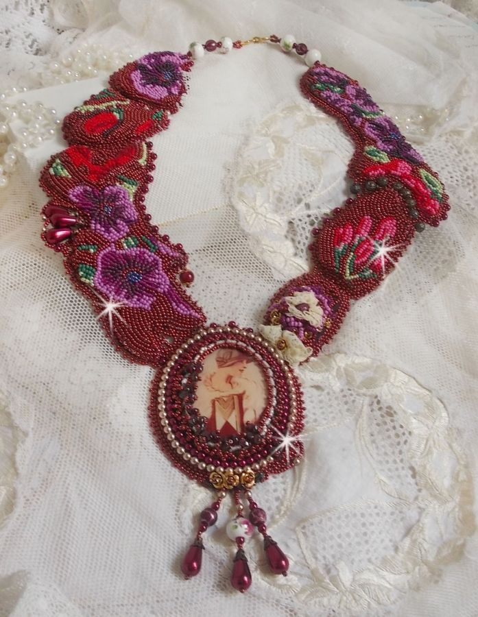 Art'D Haute-Couture slabbenketting geborduurd met verschillende gekleurde rocailles en Swarovski kristalparels