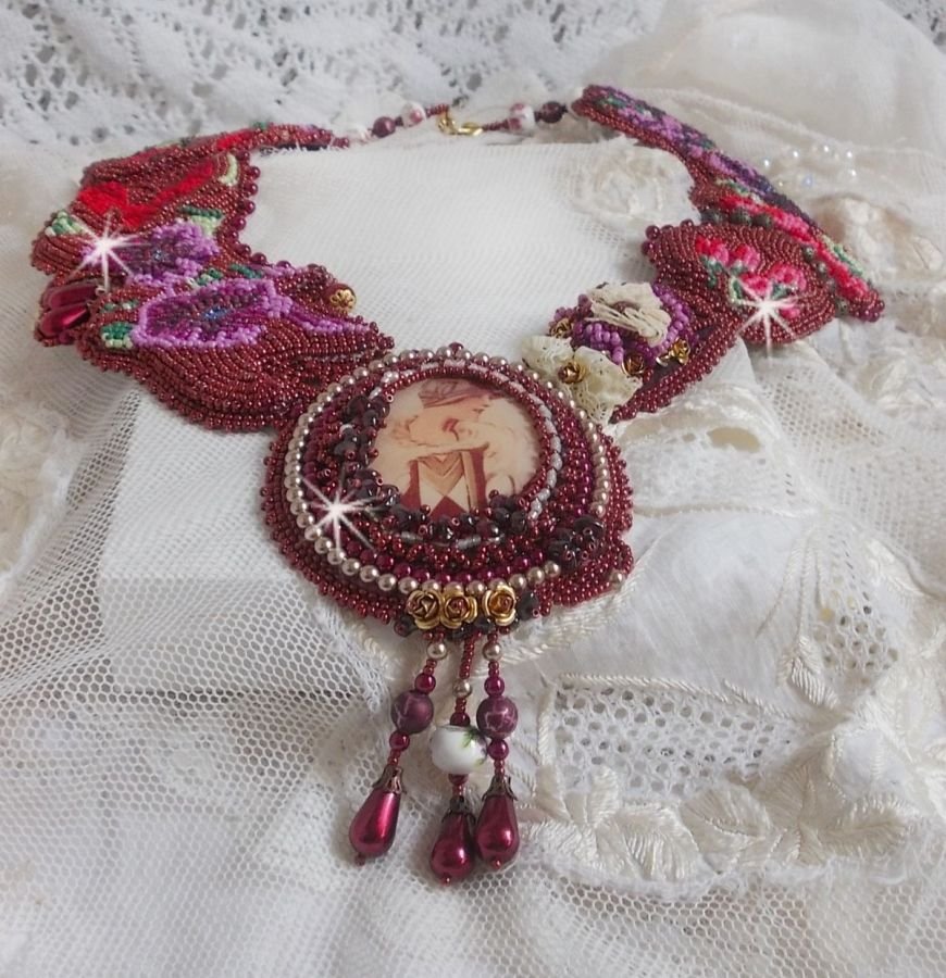 Art'D Haute-Couture slabbenketting geborduurd met verschillende gekleurde rocailles en Swarovski kristalparels