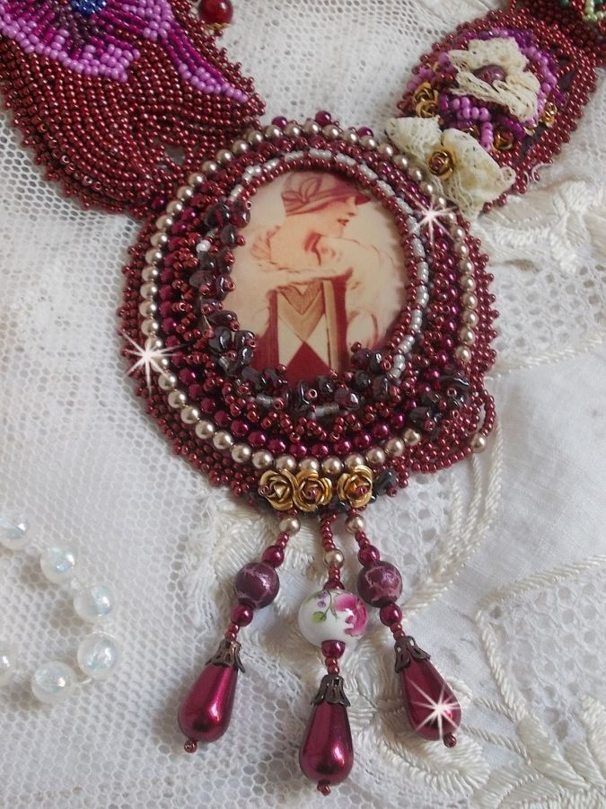 Art'D Haute-Couture slabbenketting geborduurd met verschillende gekleurde rocailles en Swarovski kristalparels