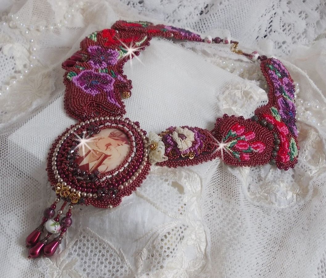 Art'D Haute-Couture slabbenketting geborduurd met verschillende gekleurde rocailles en Swarovski kristalparels