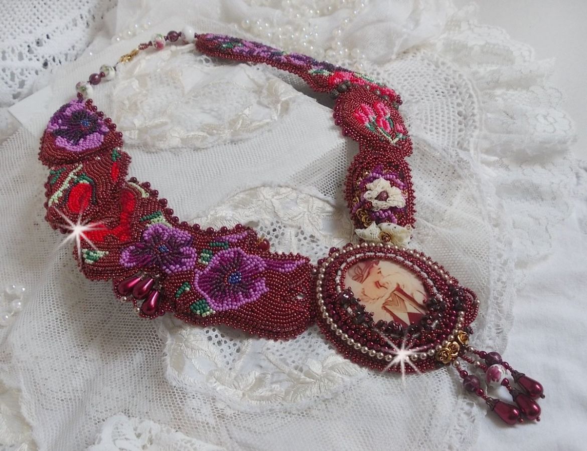 Art'D Haute-Couture slabbenketting geborduurd met verschillende gekleurde rocailles en Swarovski kristalparels