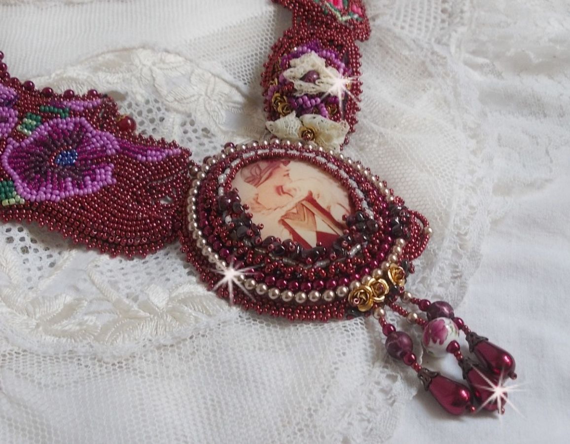 Art'D Haute-Couture slabbenketting geborduurd met verschillende gekleurde rocailles en Swarovski kristalparels