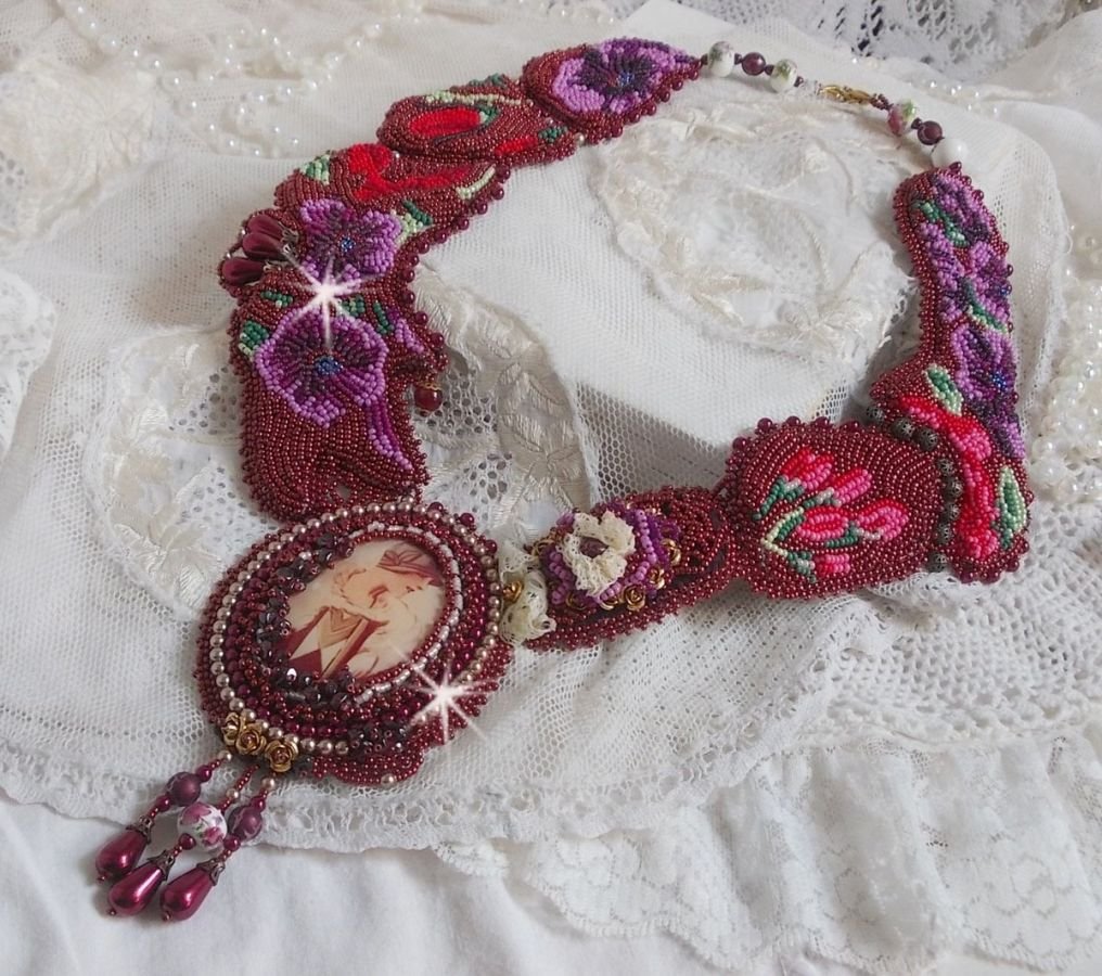 Art'D Haute-Couture slabbenketting geborduurd met verschillende gekleurde rocailles en Swarovski kristalparels