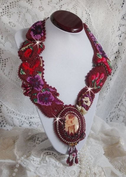 Art'D Haute-Couture slabbenketting geborduurd met verschillende gekleurde rocailles en Swarovski kristalparels