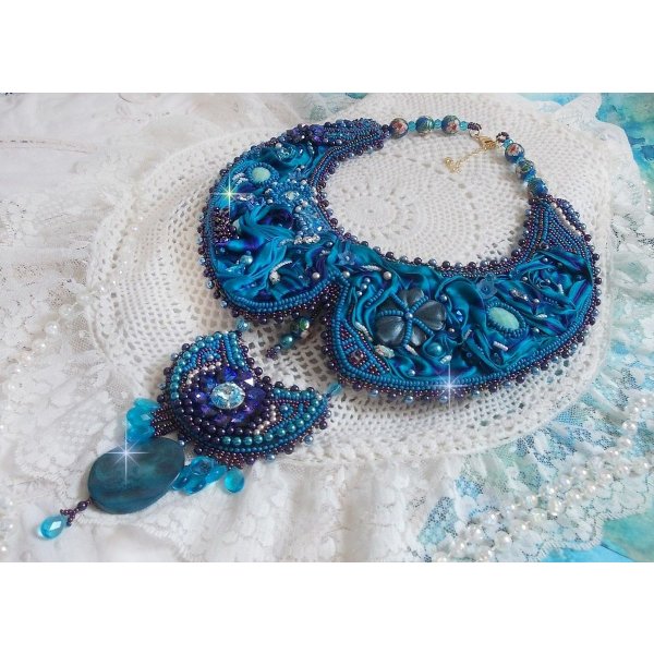 Royal Blue Haute-Couture slabbetjesketting geborduurd met een paars en eend blauw zijden lint, kristallen en diverse kralen. 