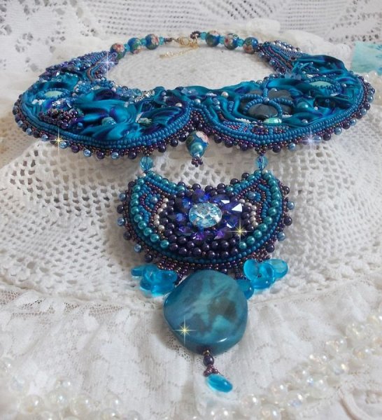 Royal Blue Haute-Couture slabbetjesketting geborduurd met een paars en eend blauw zijden lint, kristallen en diverse kralen. 