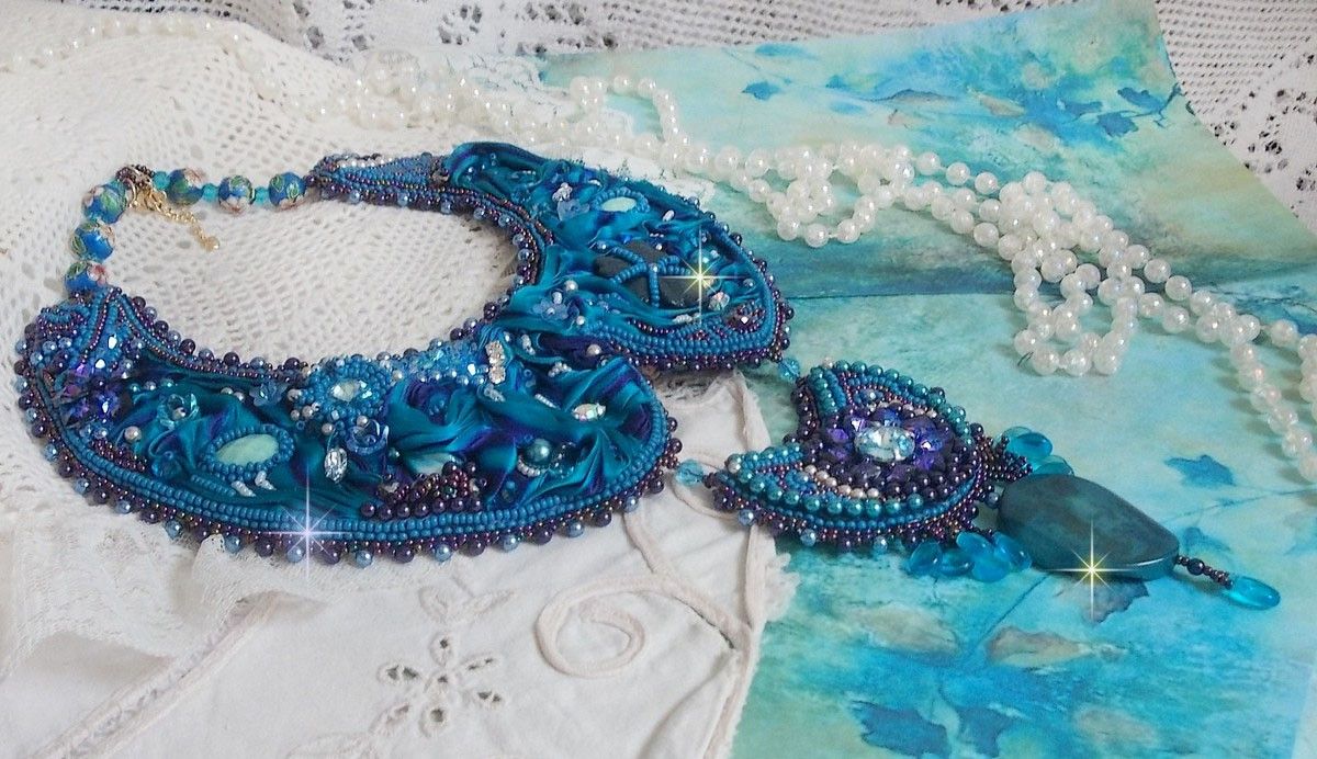 Royal Blue Haute-Couture slabbetjesketting geborduurd met een paars en eend blauw zijden lint, kristallen en diverse kralen. 