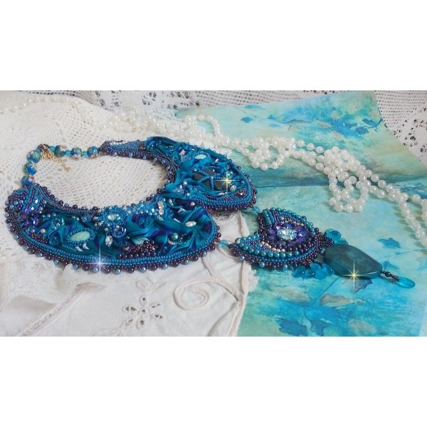 Royal Blue Haute-Couture slabbetjesketting geborduurd met een paars en eend blauw zijden lint, kristallen en diverse kralen. 