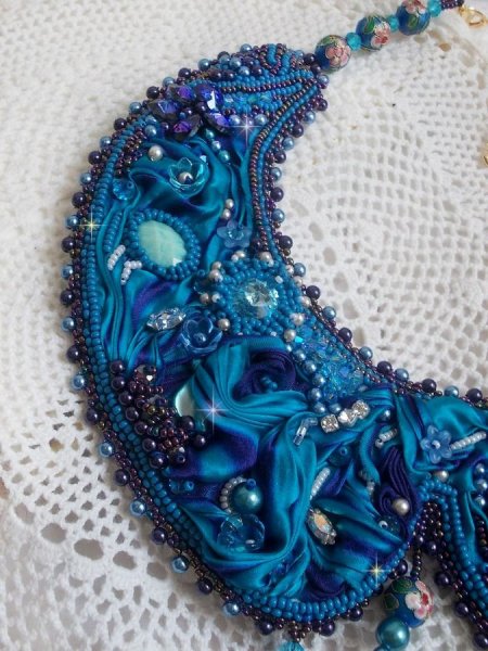 Royal Blue Haute-Couture slabbetjesketting geborduurd met een paars en eend blauw zijden lint, kristallen en diverse kralen. 