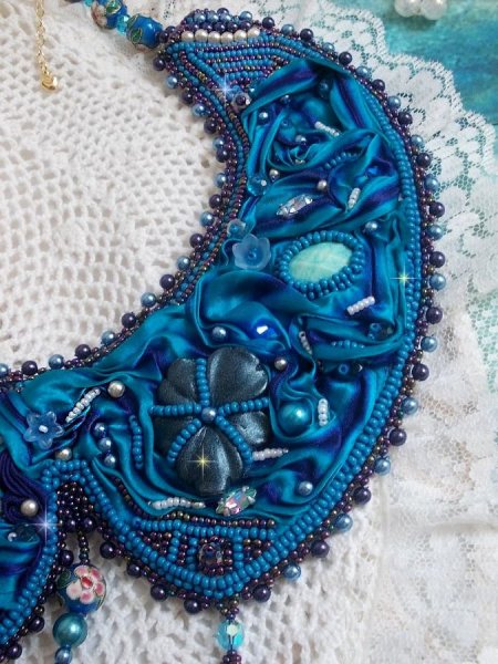 Royal Blue Haute-Couture slabbetjesketting geborduurd met een paars en eend blauw zijden lint, kristallen en diverse kralen. 