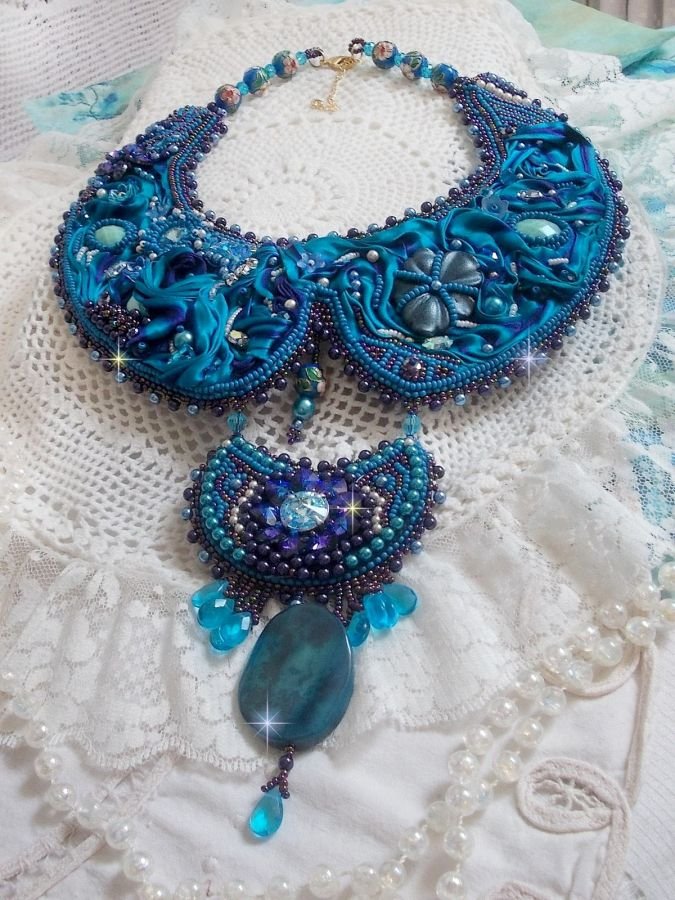 Royal Blue Haute-Couture slabbetjesketting geborduurd met een paars en eend blauw zijden lint, kristallen en diverse kralen. 