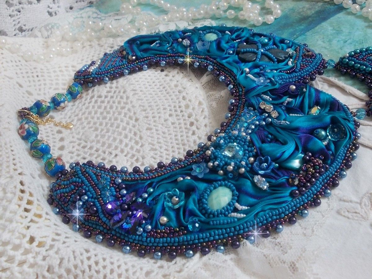 Royal Blue Haute-Couture slabbetjesketting geborduurd met een paars en eend blauw zijden lint, kristallen en diverse kralen. 