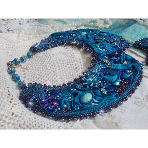 Royal Blue Haute-Couture slabbetjesketting geborduurd met een paars en eend blauw zijden lint, kristallen en diverse kralen. 