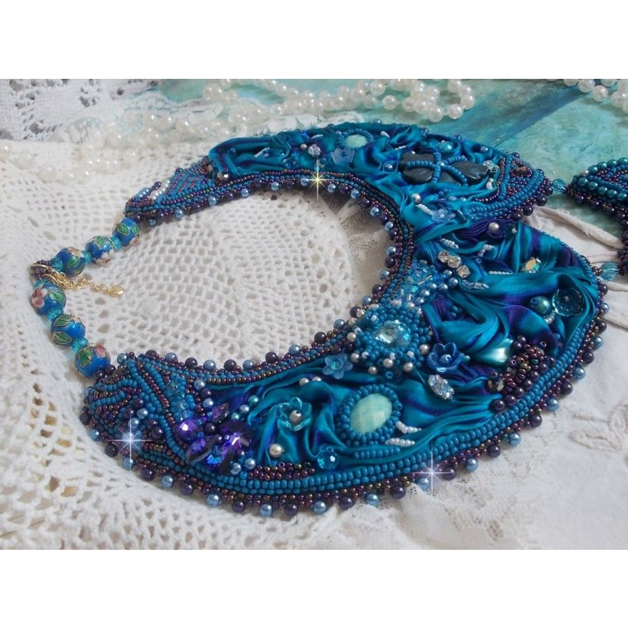 Royal Blue Haute-Couture slabbetjesketting geborduurd met een paars en eend blauw zijden lint, kristallen en diverse kralen. 