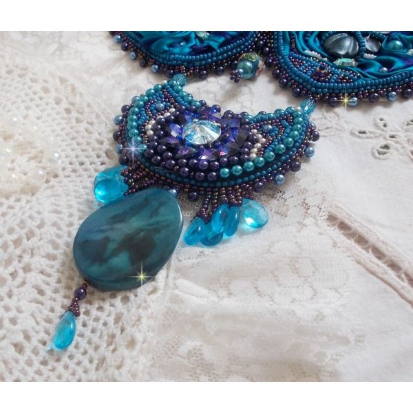 Royal Blue Haute-Couture slabbetjesketting geborduurd met een paars en eend blauw zijden lint, kristallen en diverse kralen. 