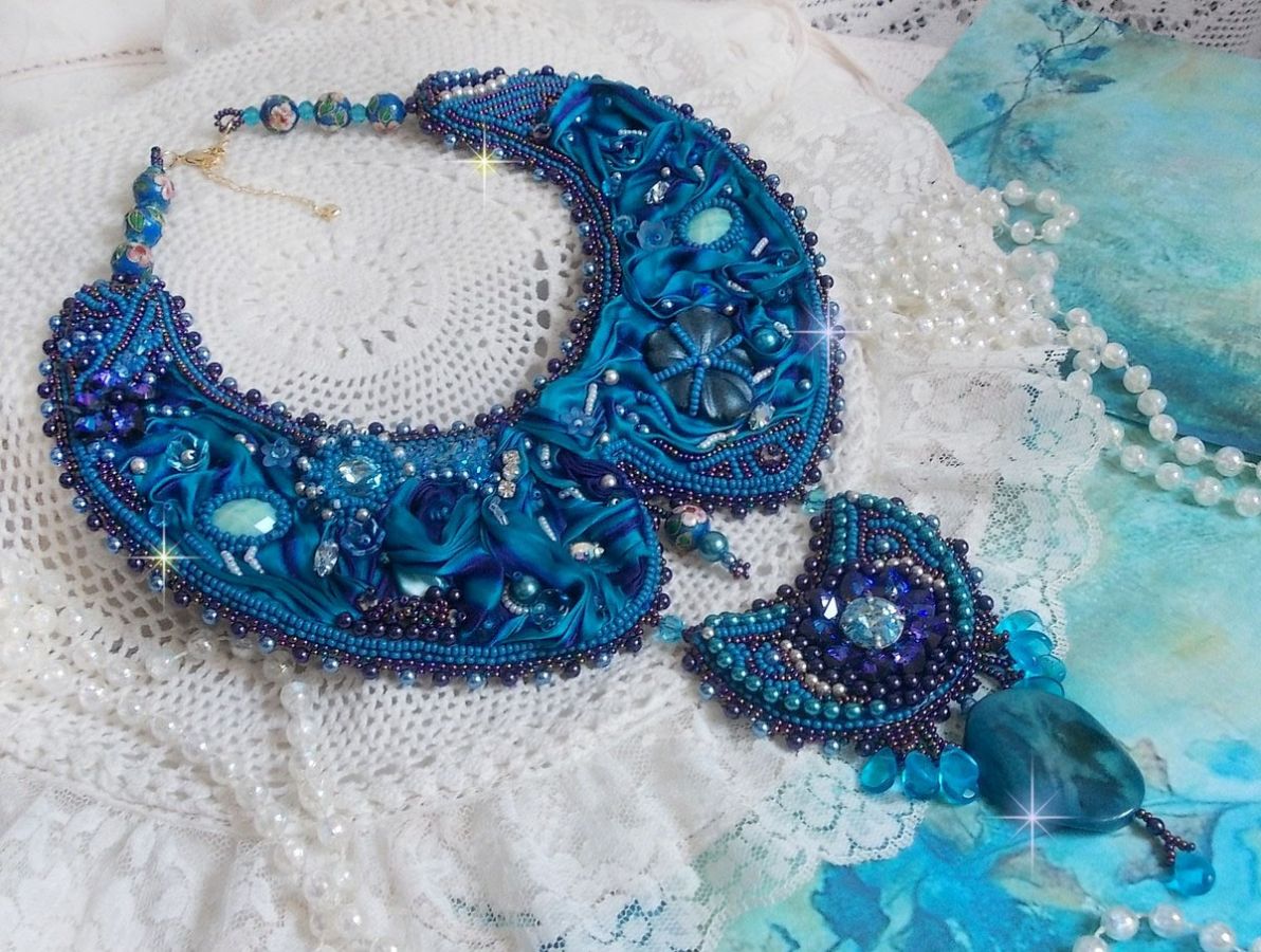 Royal Blue Haute-Couture slabbetjesketting geborduurd met een paars en eend blauw zijden lint, kristallen en diverse kralen. 
