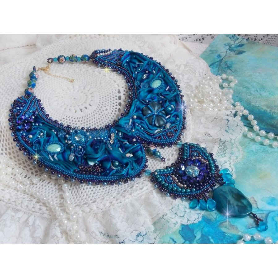 Royal Blue Haute-Couture slabbetjesketting geborduurd met een paars en eend blauw zijden lint, kristallen en diverse kralen. 