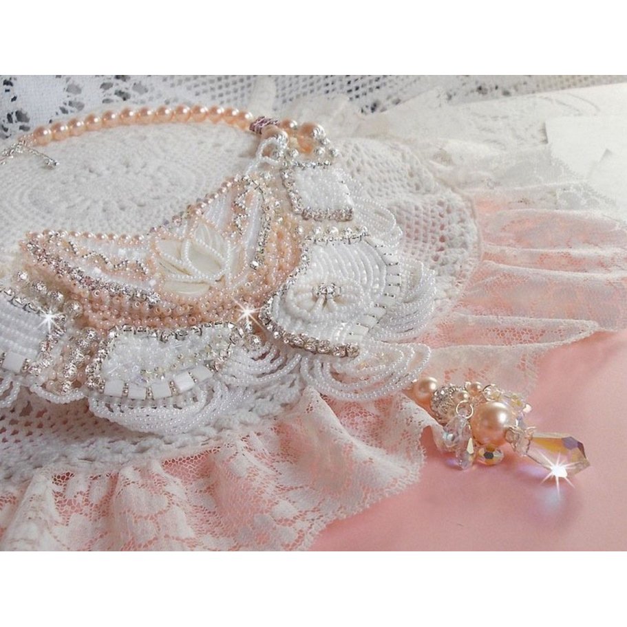 Bouquet d'un Jour ketting geborduurd met parelmoer bloemen, kristallen, ronde filigraan kralen, 925/1000 zilver en hoogwaardige rocailles. 