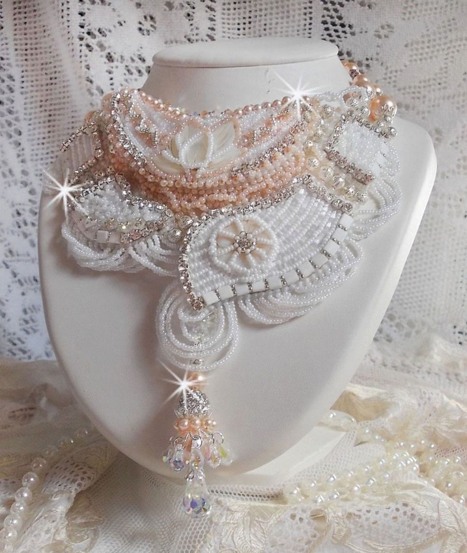 Bouquet d'un Jour ketting geborduurd met parelmoer bloemen, kristallen, ronde filigraan kralen, 925/1000 zilver en hoogwaardige rocailles. 