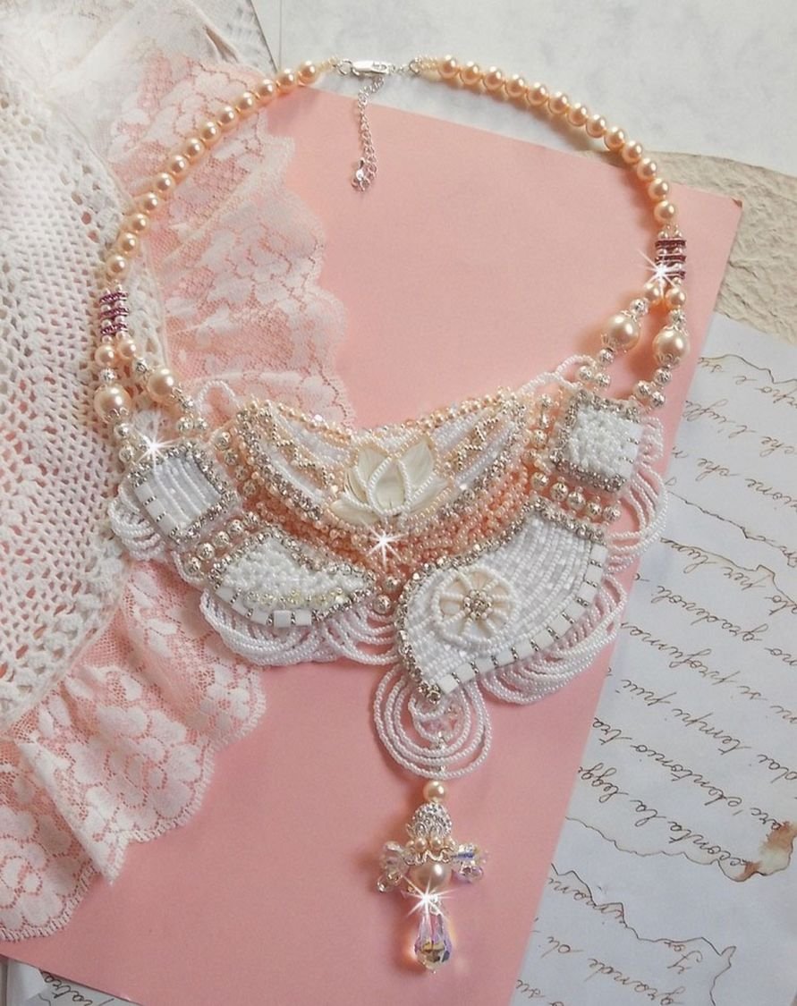 Bouquet d'un Jour ketting geborduurd met parelmoer bloemen, kristallen, ronde filigraan kralen, 925/1000 zilver en hoogwaardige rocailles. 