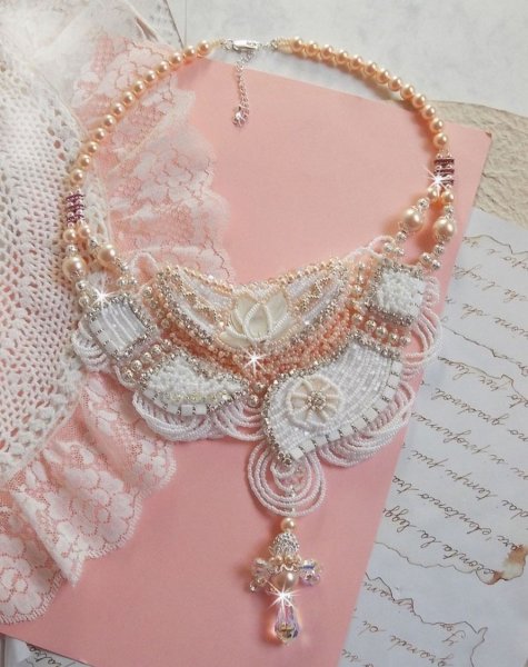 Bouquet d'un Jour ketting geborduurd met parelmoer bloemen, kristallen, ronde filigraan kralen, 925/1000 zilver en hoogwaardige rocailles. 