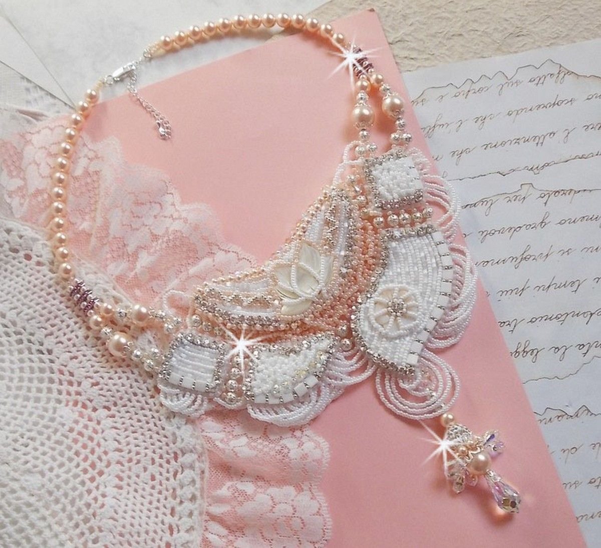 Bouquet d'un Jour ketting geborduurd met parelmoer bloemen, kristallen, ronde filigraan kralen, 925/1000 zilver en hoogwaardige rocailles. 