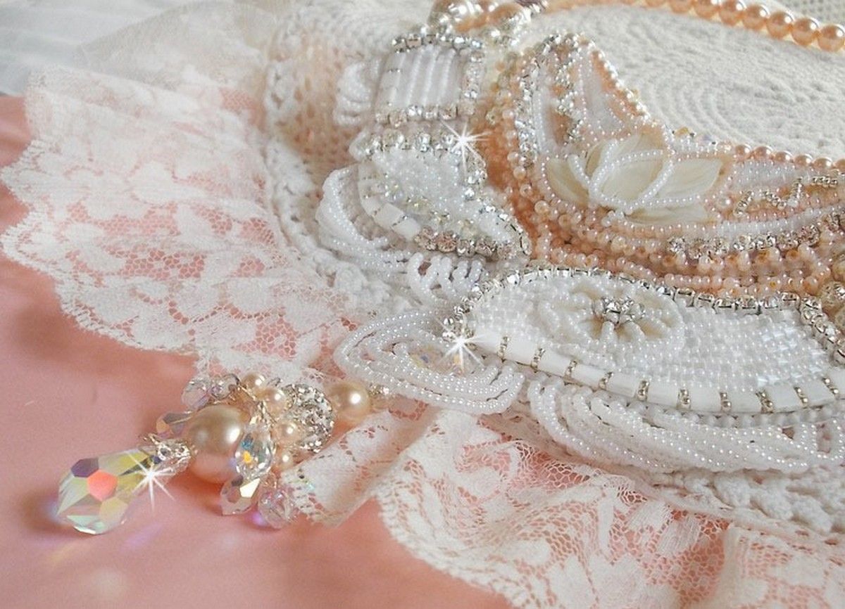 Bouquet d'un Jour ketting geborduurd met parelmoer bloemen, kristallen, ronde filigraan kralen, 925/1000 zilver en hoogwaardige rocailles. 
