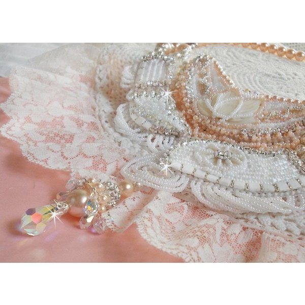 Bouquet d'un Jour ketting geborduurd met parelmoer bloemen, kristallen, ronde filigraan kralen, 925/1000 zilver en hoogwaardige rocailles. 