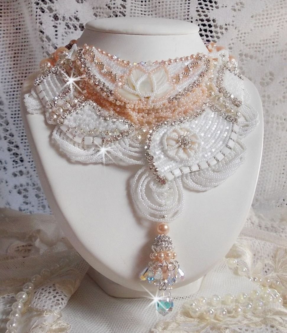 Bouquet d'un Jour ketting geborduurd met parelmoer bloemen, kristallen, ronde filigraan kralen, 925/1000 zilver en hoogwaardige rocailles. 