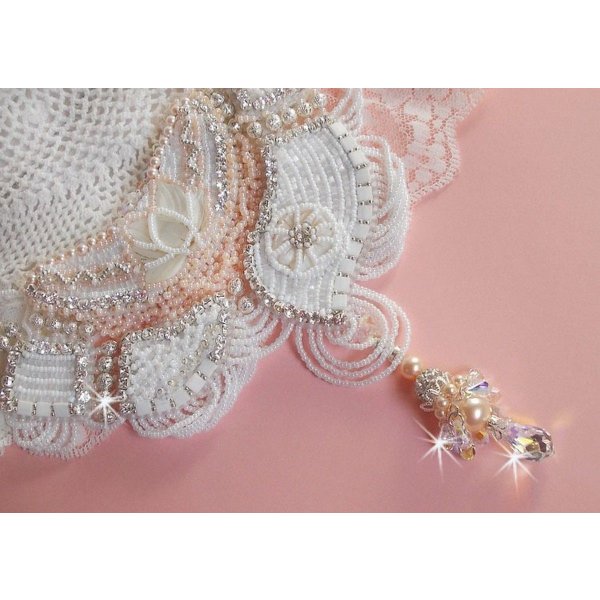 Bouquet d'un Jour ketting geborduurd met parelmoer bloemen, kristallen, ronde filigraan kralen, 925/1000 zilver en hoogwaardige rocailles. 