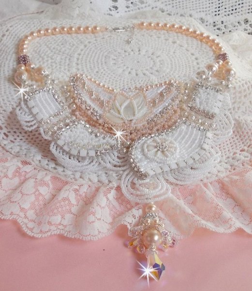 Bouquet d'un Jour ketting geborduurd met parelmoer bloemen, kristallen, ronde filigraan kralen, 925/1000 zilver en hoogwaardige rocailles. 