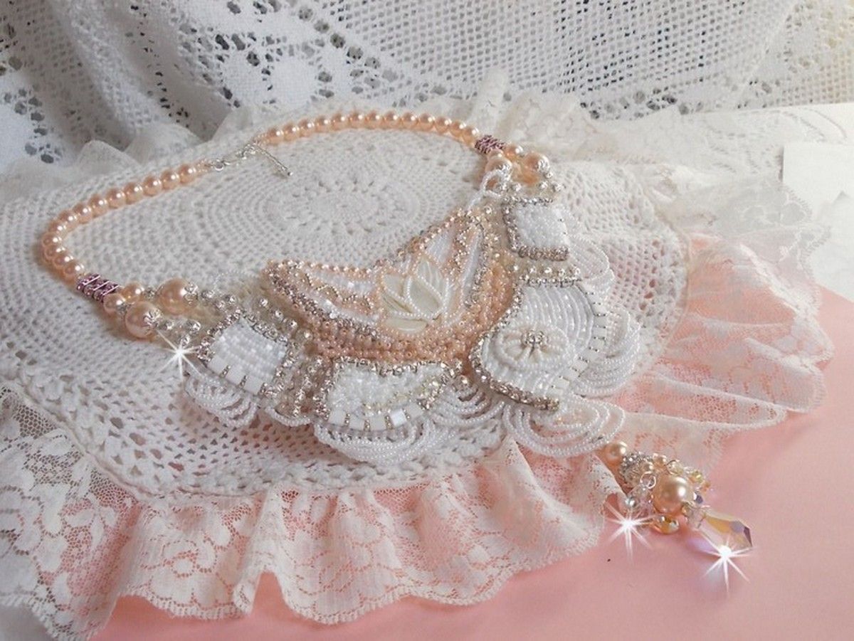 Bouquet d'un Jour ketting geborduurd met parelmoer bloemen, kristallen, ronde filigraan kralen, 925/1000 zilver en hoogwaardige rocailles. 