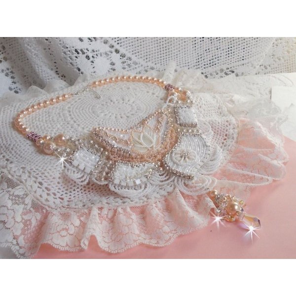 Bouquet d'un Jour ketting geborduurd met parelmoer bloemen, kristallen, ronde filigraan kralen, 925/1000 zilver en hoogwaardige rocailles. 