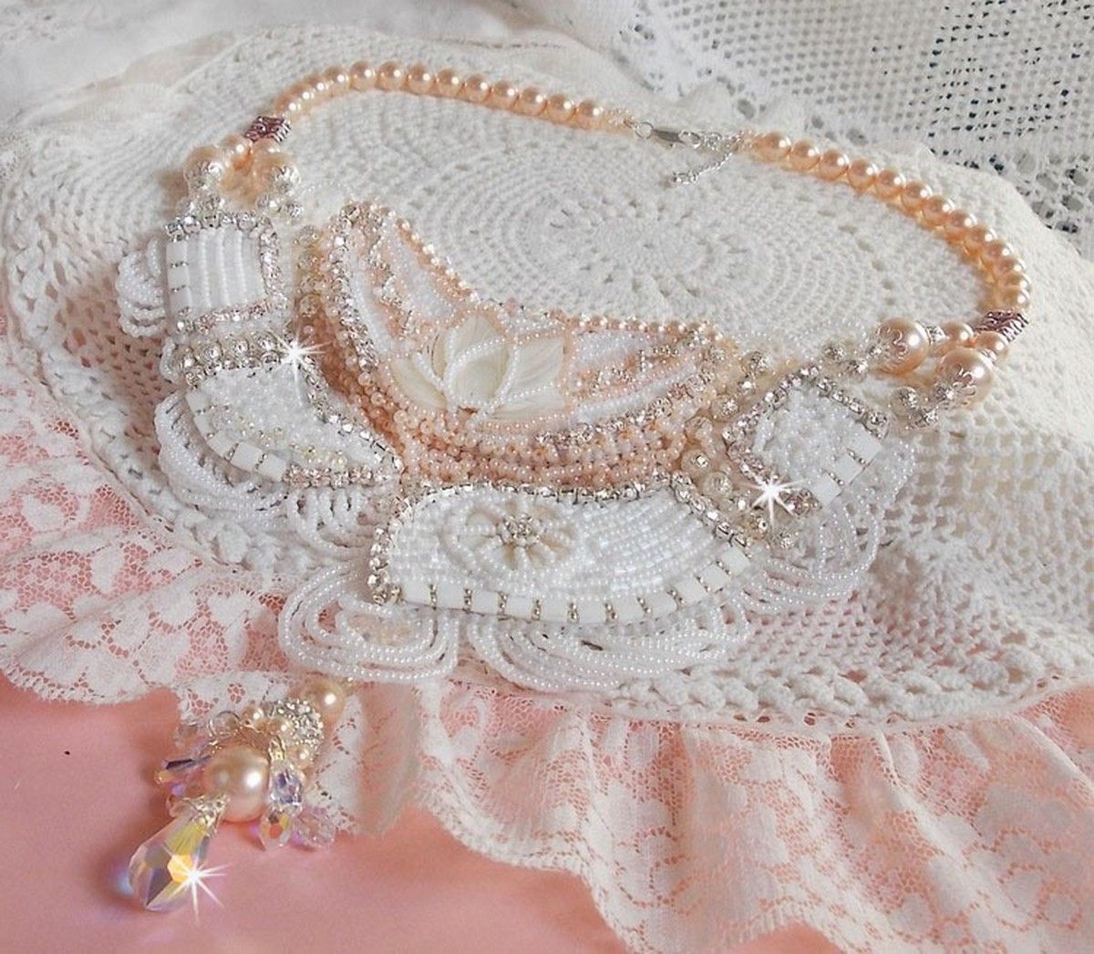 Bouquet d'un Jour ketting geborduurd met parelmoer bloemen, kristallen, ronde filigraan kralen, 925/1000 zilver en hoogwaardige rocailles. 