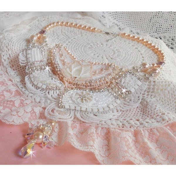 Bouquet d'un Jour ketting geborduurd met parelmoer bloemen, kristallen, ronde filigraan kralen, 925/1000 zilver en hoogwaardige rocailles. 