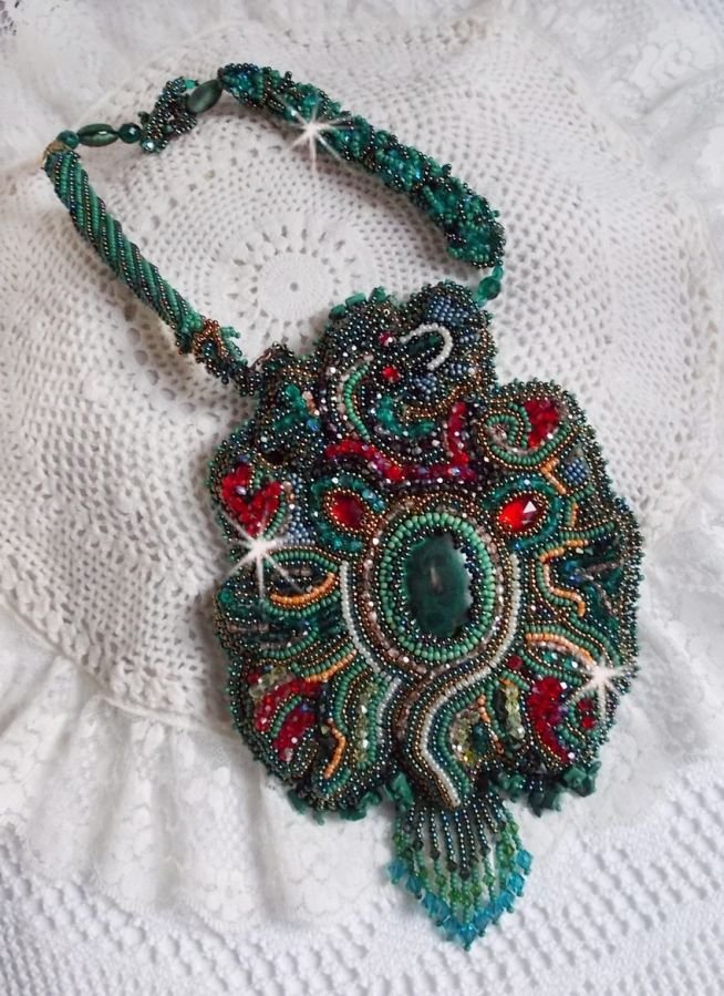 Drakenketting geborduurd met een cabochon en chips in Natuurlijk Malachiet, een mooie smaragdgroene gradatie met deze gekleurde rocailles