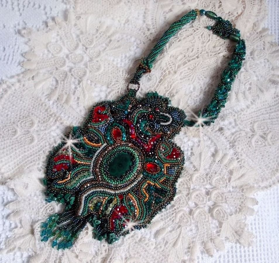 Drakenketting geborduurd met een cabochon en chips in Natuurlijk Malachiet, een mooie smaragdgroene gradatie met deze gekleurde rocailles