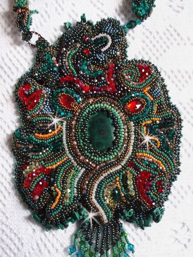 Drakenketting geborduurd met een cabochon en chips in Natuurlijk Malachiet, een mooie smaragdgroene gradatie met deze gekleurde rocailles