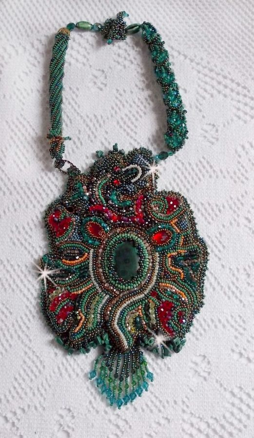 Drakenketting geborduurd met een cabochon en chips in Natuurlijk Malachiet, een mooie smaragdgroene gradatie met deze gekleurde rocailles
