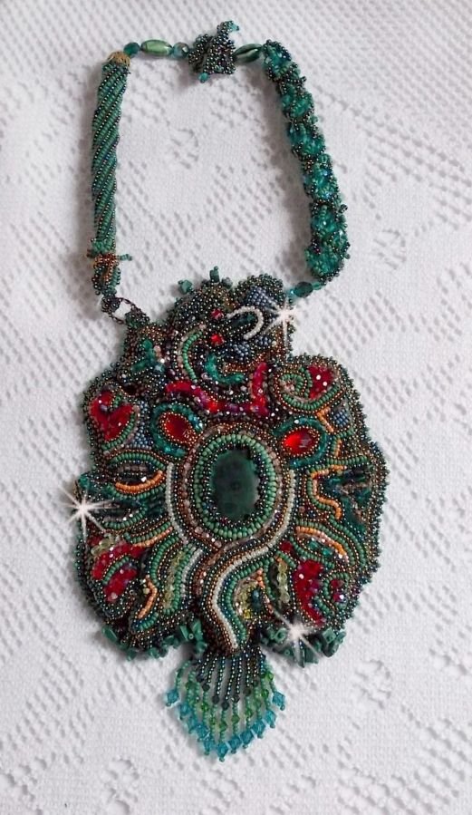 Drakenketting geborduurd met een cabochon en chips in Natuurlijk Malachiet, een mooie smaragdgroene gradatie met deze gekleurde rocailles