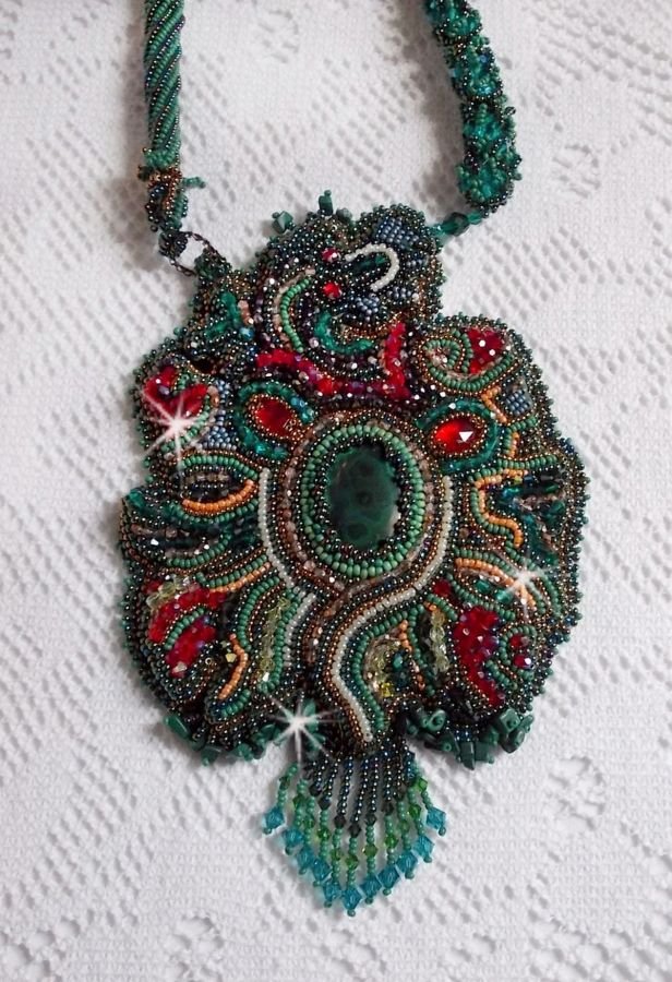 Drakenketting geborduurd met een cabochon en chips in Natuurlijk Malachiet, een mooie smaragdgroene gradatie met deze gekleurde rocailles