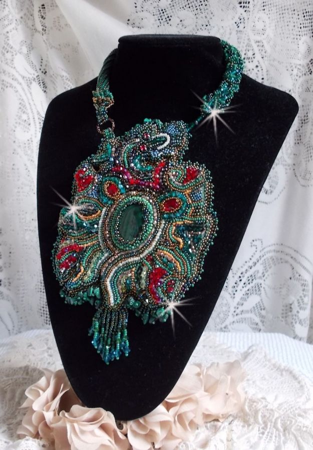 Drakenketting geborduurd met een cabochon en chips in Natuurlijk Malachiet, een mooie smaragdgroene gradatie met deze gekleurde rocailles