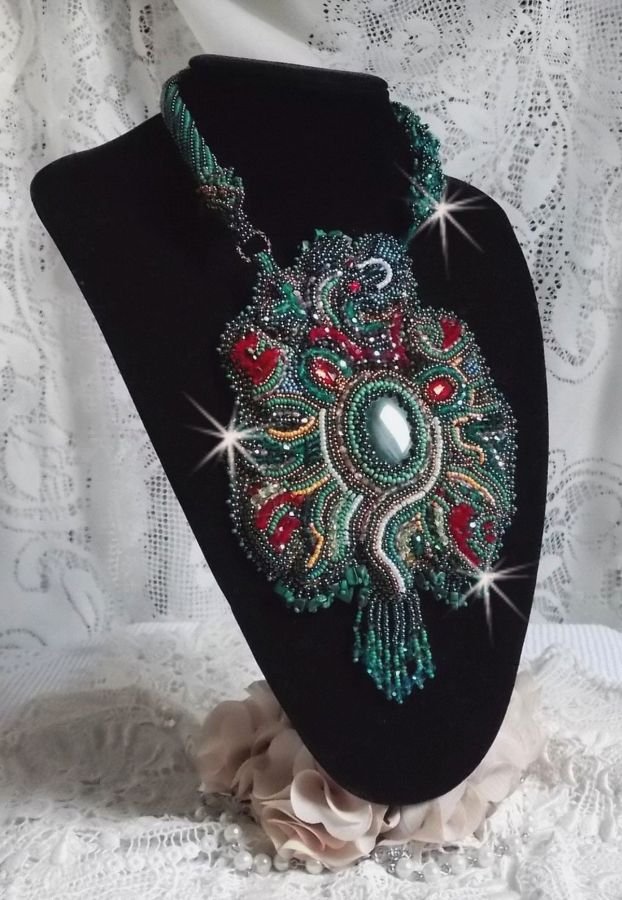 Drakenketting geborduurd met een cabochon en chips in Natuurlijk Malachiet, een mooie smaragdgroene gradatie met deze gekleurde rocailles